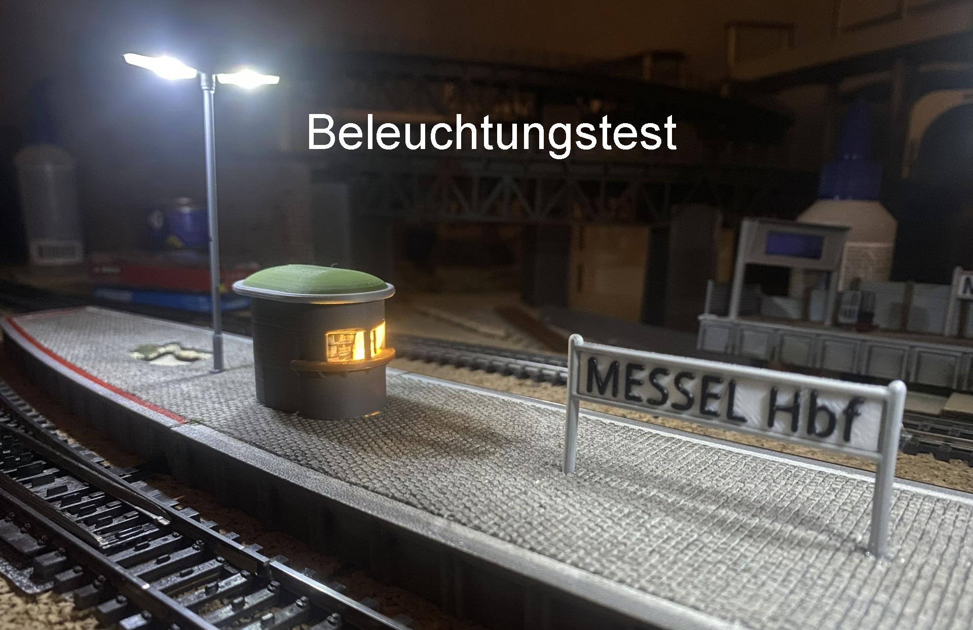Bahnsteig beleuchtet